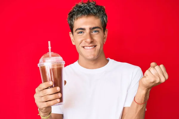 Jovem Homem Bonito Segurando Vidro Smoothie Gritando Orgulhoso Celebrando Vitória — Fotografia de Stock