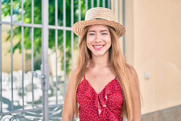 Junge Kaukasische Touristenmädchen Lächeln Glücklich Durch Die Stadt — Stockfoto