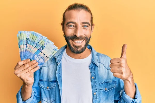 Hombre Atractivo Con Pelo Largo Barba Sosteniendo Billetes Sudafricanos 100 —  Fotos de Stock