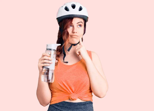 Junge Schöne Frau Trägt Fahrradhelm Und Hält Wasserflasche Ernstes Gesicht — Stockfoto