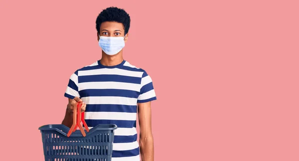 Fiatal Afro Amerikai Férfi Bevásárlókosár Orvosi Maszk Pozitív Boldog Álló — Stock Fotó