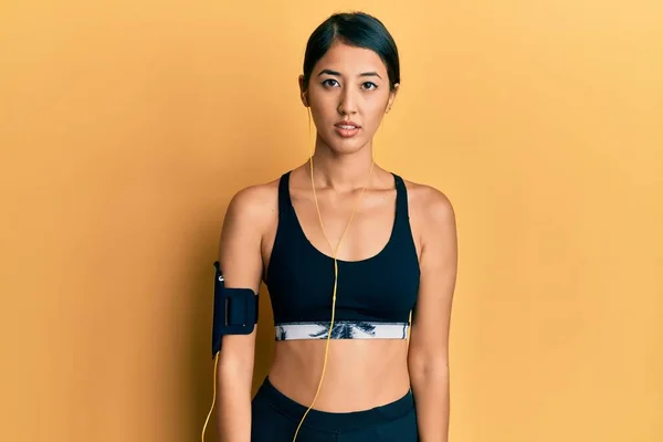 Vacker Asiatisk Ung Sport Kvinna Bär Sportkläder Och Hörlurar Med — Stockfoto