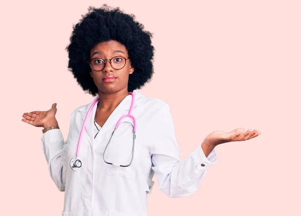 Mujer Afroamericana Joven Vistiendo Abrigo Médico Estetoscopio Expresión Despistada Confusa — Foto de Stock