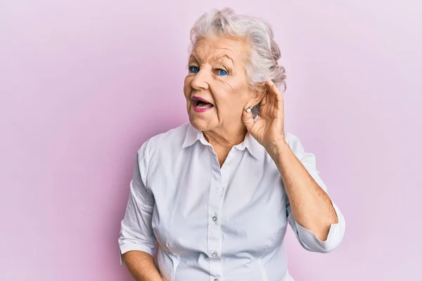 年配の白髪の女性は 耳を傾け 噂やゴシップに耳を傾けながら手で笑顔でカジュアルな服を着ています 聴覚障害の概念 — ストック写真