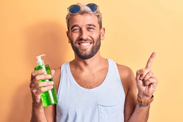 Bonito Loiro Férias Segurando Garrafa Creme Aloe Vera Sobre Fundo — Fotografia de Stock