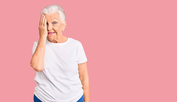 Senior Hermosa Mujer Con Ojos Azules Pelo Gris Con Camiseta —  Fotos de Stock