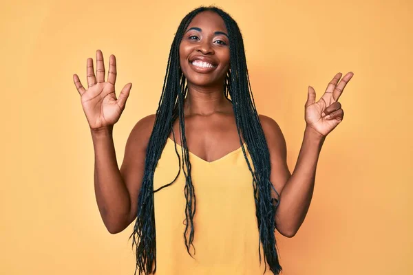 Afroamerikanerin Mit Zöpfen Trägt Lässige Kleidung Und Zeigt Mit Fingern — Stockfoto