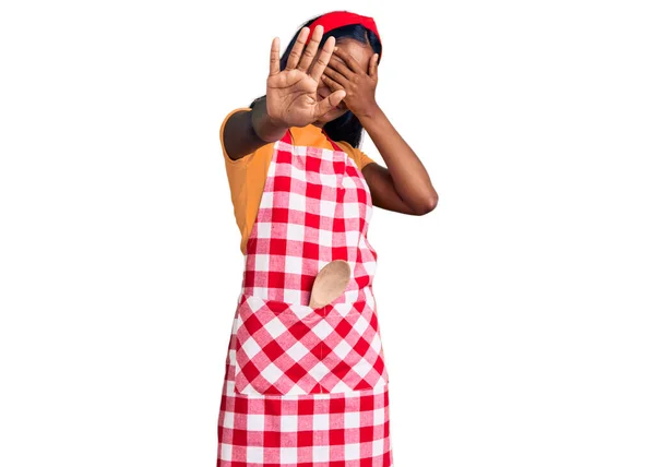 Молода Індійська Дівчина Носить Професійний Пекарський Фартух Покриваючи Очі Руками — стокове фото