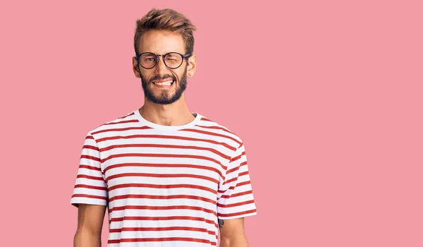 Bello Uomo Biondo Con Barba Indossa Abiti Casual Occhiali Occhiolino — Foto Stock