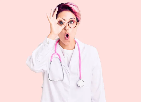 Νεαρή Όμορφη Γυναίκα Ροζ Μαλλιά Φορώντας Στολή Γιατρού Κάνει Χειρονομία — Φωτογραφία Αρχείου