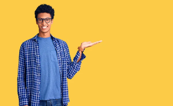 Jovem Afro Americano Vestindo Roupas Casuais Óculos Sorrindo Alegre Apresentando — Fotografia de Stock