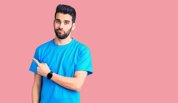 Joven Hombre Guapo Con Barba Con Camiseta Casual Apuntando Con — Foto de Stock