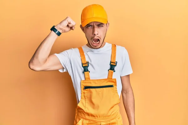 Ung Latinamerikan Man Klädd Hantverkare Uniform Står Baklänges Tittar Bort — Stockfoto