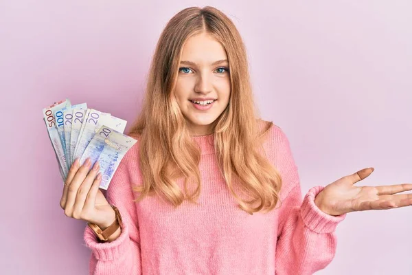 Krásná Mladá Běloška Drží Švédské Koruny Bankovky Slaví Úspěch Šťastným — Stock fotografie
