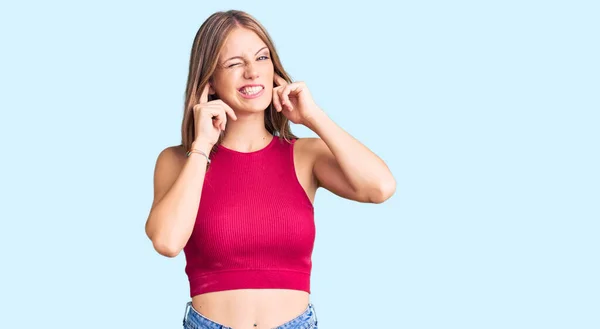 Jovem Mulher Loira Bonita Vestindo Elegante Camisa Verão Cobrindo Orelhas — Fotografia de Stock