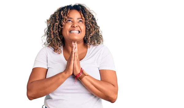 Giovane Afroamericana Size Donna Indossa Abiti Casual Accattonaggio Pregare Con — Foto Stock