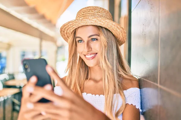 금발의 관광객 소녀가 스마트폰을 행복하게 — 스톡 사진