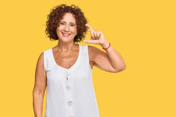 Mulher Madura Meia Idade Bonita Vestindo Camisa Branca Casual Sorrindo — Fotografia de Stock