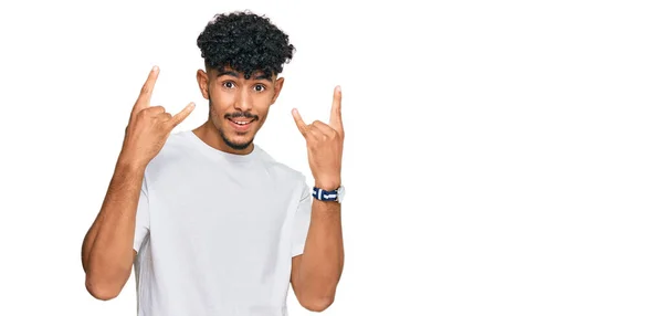 Jovem Árabe Homem Vestindo Casual Shirt Branca Gritando Com Expressão — Fotografia de Stock