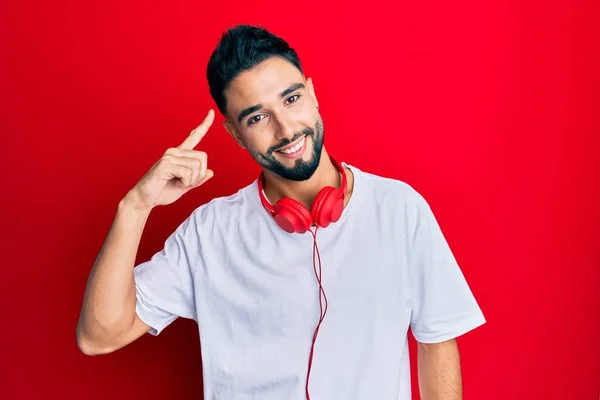 Jeune Homme Barbu Écoutant Musique Aide Écouteurs Souriant Pointant Tête — Photo