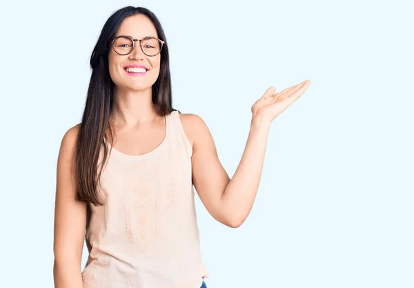 Joven Hermosa Mujer Caucásica Vistiendo Ropa Casual Gafas Sonriendo Alegre —  Fotos de Stock