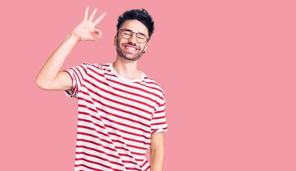 Joven Hombre Hispano Con Ropa Casual Sonriente Positiva Haciendo Signo —  Fotos de Stock