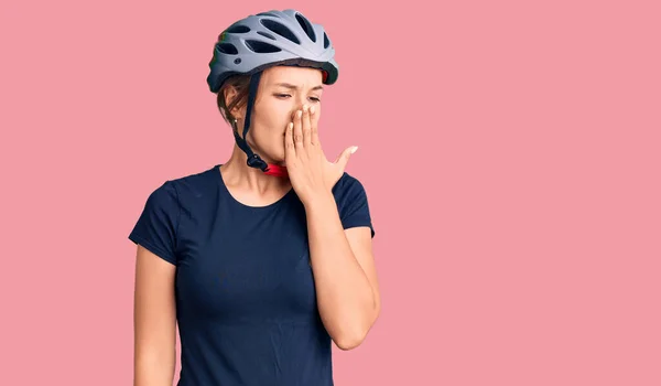 Schöne Kaukasische Frau Mit Fahrradhelm Gelangweilt Gähnend Müde Mund Mit — Stockfoto