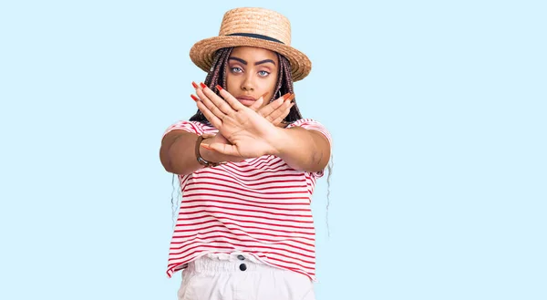 Mujer Afroamericana Joven Con Trenzas Con Expresión Rechazo Sombrero Verano — Foto de Stock