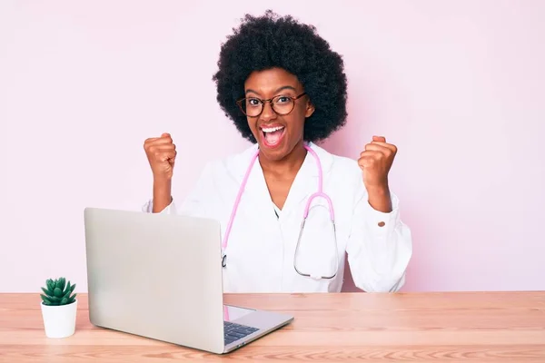 Genç Afro Amerikalı Kadın Doktor Steteskobu Takıyor Bilgisayarla Çalışıyor Gururla — Stok fotoğraf