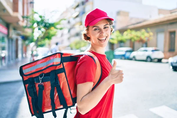 Leverans Företagare Kvinna Bär Uniform Och Leverans Väska Ler Glad — Stockfoto