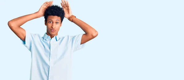 Fiatal Afro Amerikai Férfi Alkalmi Ruhát Visel Nyuszifüleket Gesztikulál Kezei — Stock Fotó