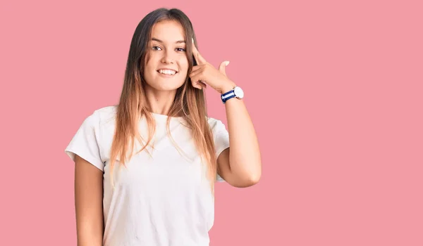 Mulher Branca Bonita Vestindo Camisa Branca Casual Sorrindo Apontando Para — Fotografia de Stock