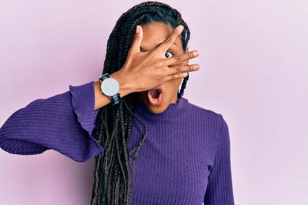Mujer Afroamericana Vistiendo Suéter Casual Invierno Asomándose Shock Cubriendo Cara —  Fotos de Stock
