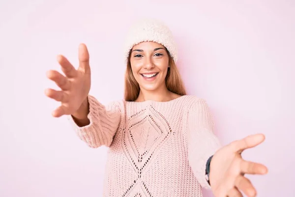 Jovem Morena Usando Chapéu Inverno Suéter Olhando Para Câmera Sorrindo — Fotografia de Stock