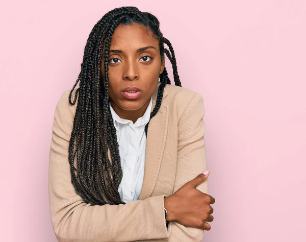 Mujer Afroamericana Con Chaqueta Negocios Temblando Congelándose Para Frío Invernal —  Fotos de Stock