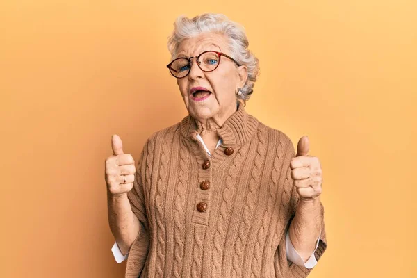 Eine Ältere Grauhaarige Frau Lässiger Kleidung Und Brille Macht Eine — Stockfoto