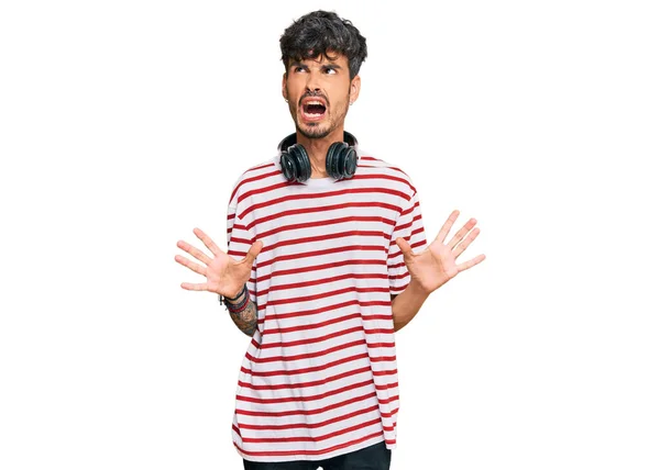 Joven Hispano Escuchando Música Usando Audífonos Locos Locos Gritando Gritando — Foto de Stock