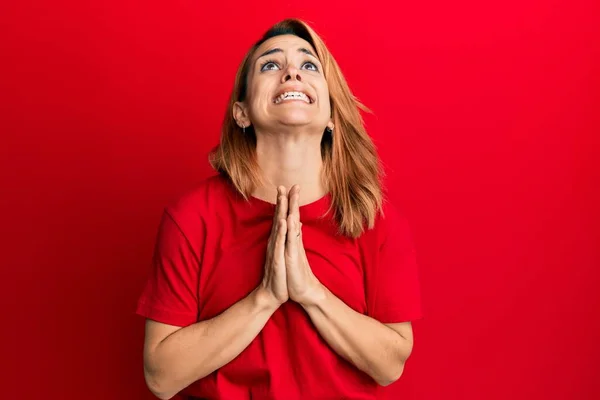 Ισπανίδα Νεαρή Γυναίκα Φορώντας Casual Κόκκινο Μπλουζάκι Επαιτεία Και Προσεύχεται — Φωτογραφία Αρχείου