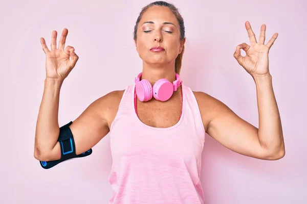 Middle Age Hispanic Woman Wearing Gym Clothes Using Headphones Relax — Stock Photo, Image