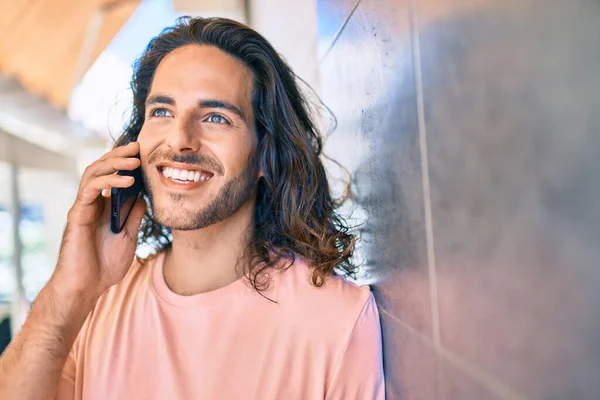 Junger Hispanischer Mann Lächelt Fröhlich Und Spricht Auf Dem Die — Stockfoto