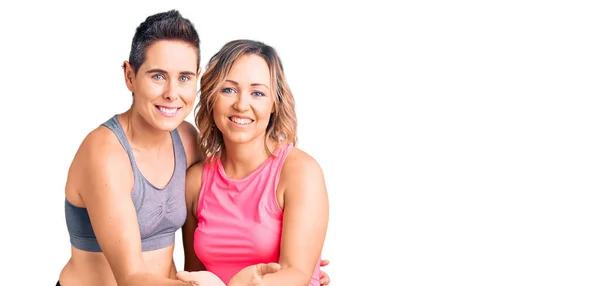 Casal Mulheres Vestindo Roupas Esportivas Sorrindo Com Mãos Palmas Juntas — Fotografia de Stock