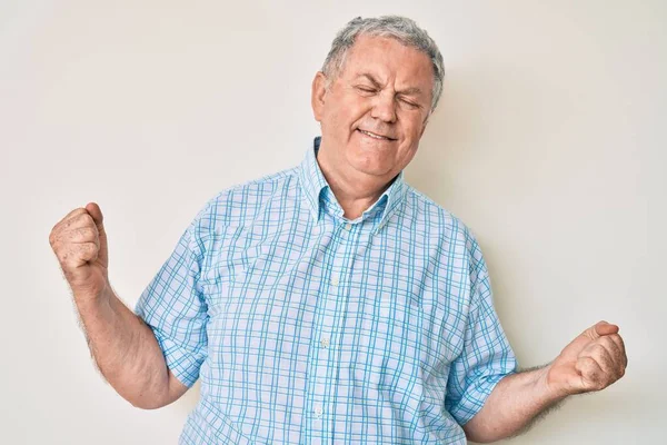 Starszy Siwowłosy Mężczyzna Luźnych Ubraniach Bardzo Szczęśliwy Podekscytowany Wykonując Gest — Zdjęcie stockowe