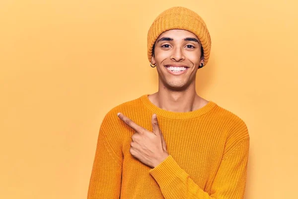 Young African Amercian Man Wearing Wool Cap Smiling Cheerful Pointing — Stock Photo, Image