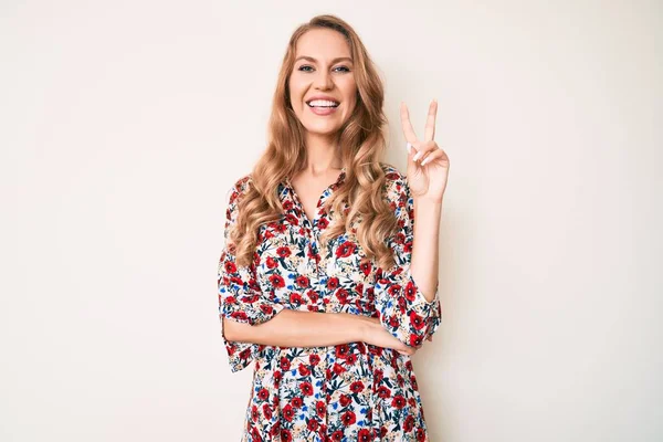 Mujer Caucásica Joven Con Pelo Rubio Con Vestido Verano Sonriendo — Foto de Stock