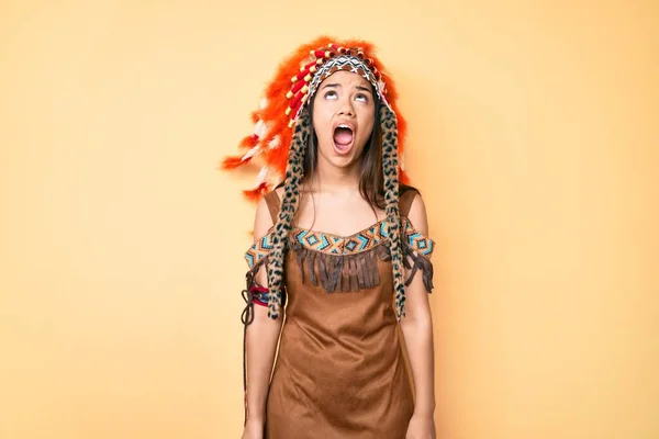 Mladá Krásná Latinskoamerická Dívka Oblečená Indiánském Kostýmu Rozzlobená Šíleně Křičící — Stock fotografie