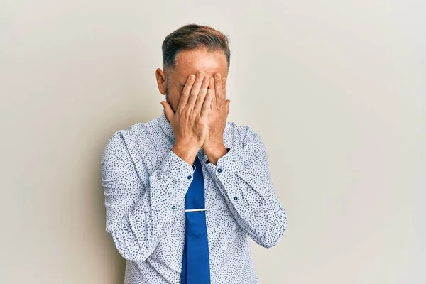 Schöner Mann Mittleren Alters Businesshemd Und Krawatte Mit Traurigem Gesichtsausdruck — Stockfoto