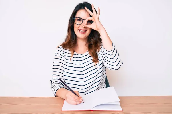 Giovane Bella Donna Bruna Scrivere Libro Seduto Sul Tavolo Sorridente — Foto Stock