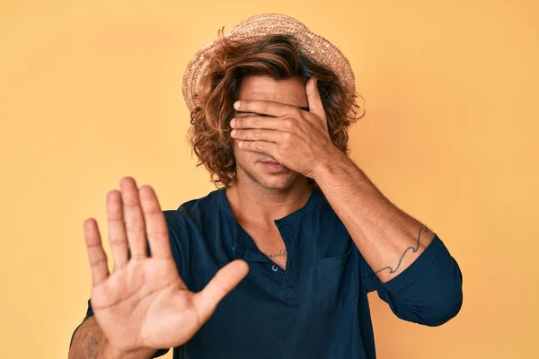 Yaz Şapkası Takan Genç Spanyol Adam Elleriyle Gözlerini Kapatıyor Üzgün — Stok fotoğraf