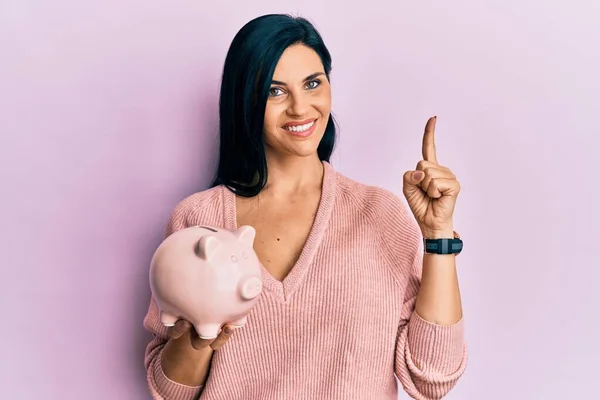 Junge Kaukasische Frau Hält Sparschwein Lächelnd Mit Einer Idee Oder — Stockfoto