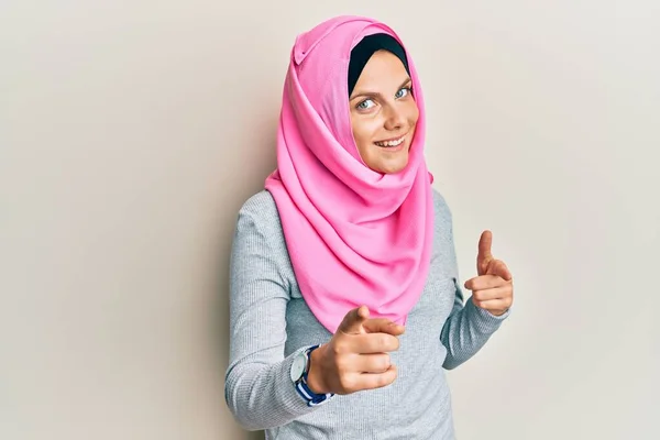 Junge Kaukasische Frau Mit Traditionellem Islamischen Hijab Schal Zeigt Mit — Stockfoto